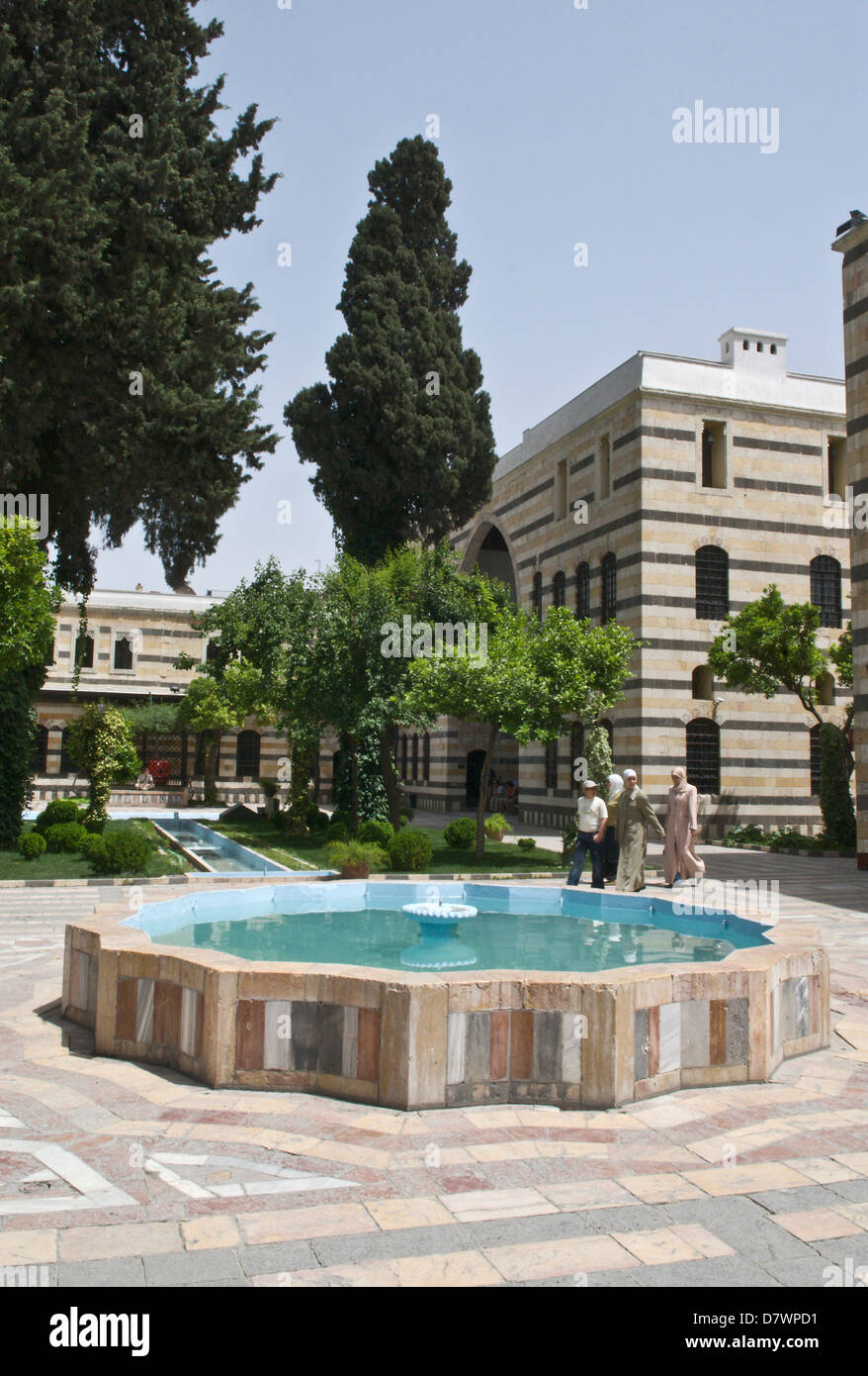 Damasco, Siria. Azem Palace, una vecchia residenza ottomana, ora il museo di arti popolari e tradizione. Architettura islamica. Fontana nel giardino. Foto Stock