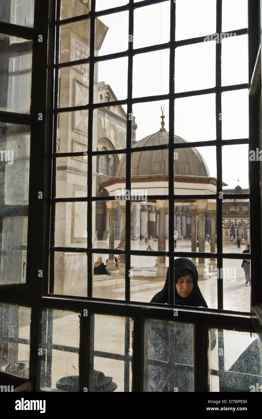 Damasco, Siria. La Grande Moschea Umayyad, un ottavo secolo monumento islamico . Vista attraverso la finestra al cortile. Foto Stock