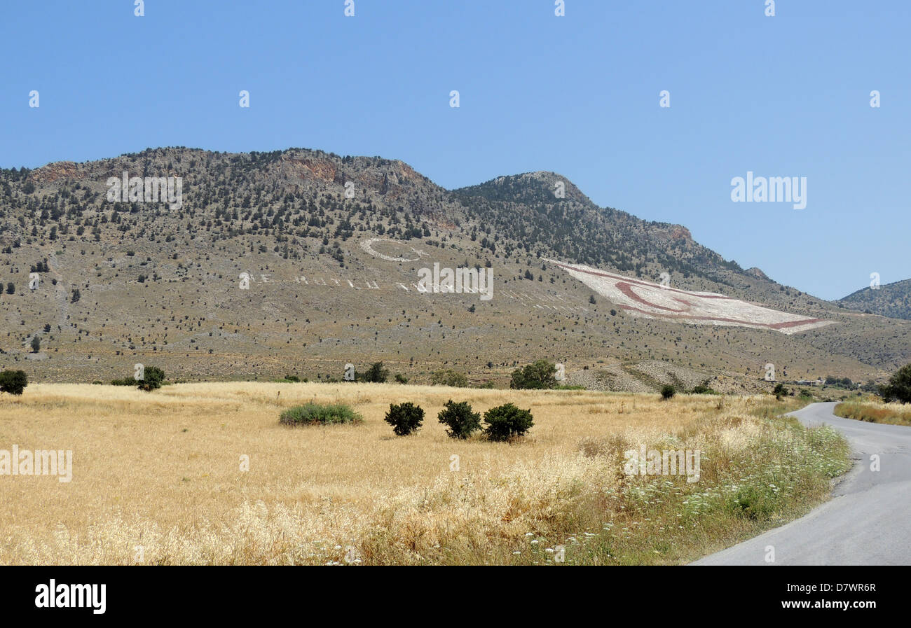Cipro Nord massiccia bandiera sul lato sud della gamma Besparmak rivolta verso Nicosia e Repubblica greca di Cipro. Foto Tony Gale Foto Stock