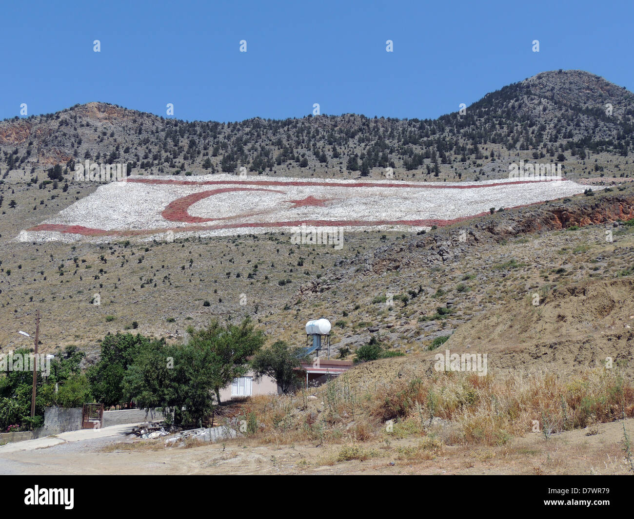Cipro Nord massiccia bandiera sul lato sud della gamma Besparmak rivolta verso Nicosia e Repubblica greca di Cipro. Foto Tony Gale Foto Stock