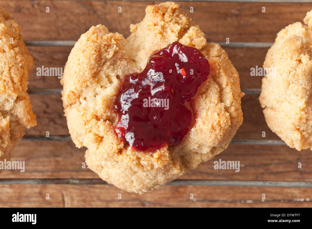 Senza glutine di farina di mandorle cookies raffreddare su una griglia da forno Foto Stock