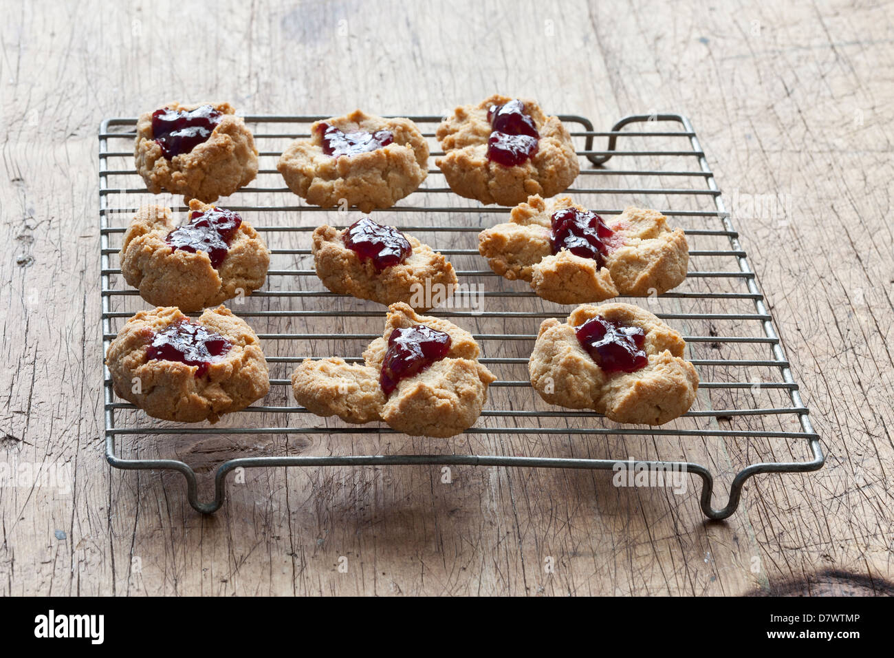 Senza glutine di farina di mandorle cookies raffreddare su una griglia da forno Foto Stock