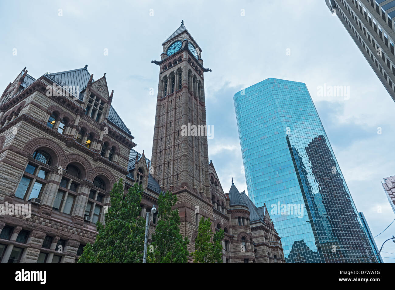 Una vista del Vecchio Municipio di Toronto con uffici moderni edifici intorno al di sotto i cieli blu. Foto Stock