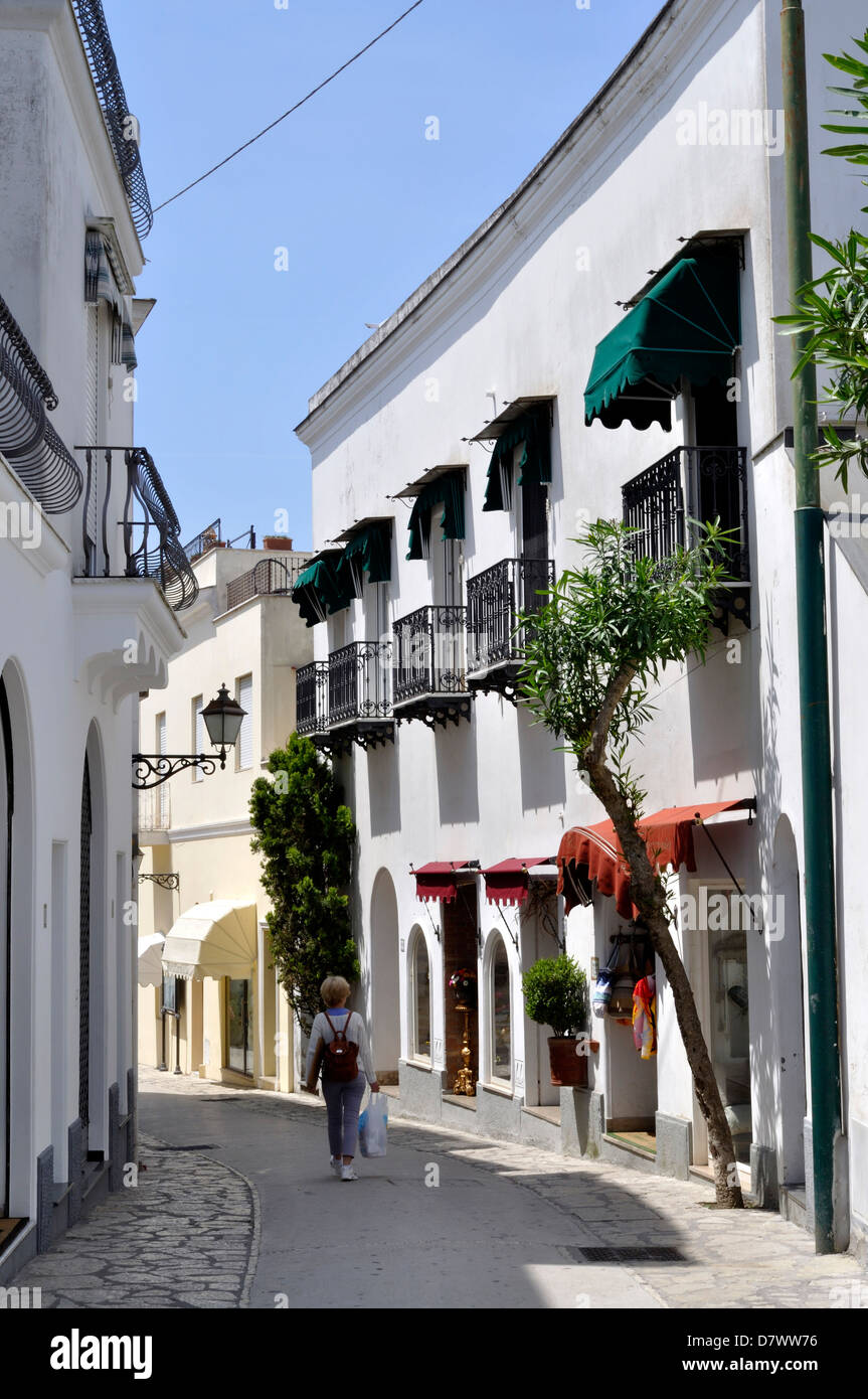 Donna che cammina lungo la strada di Anacapri, sull'isola di Capri. Foto Stock