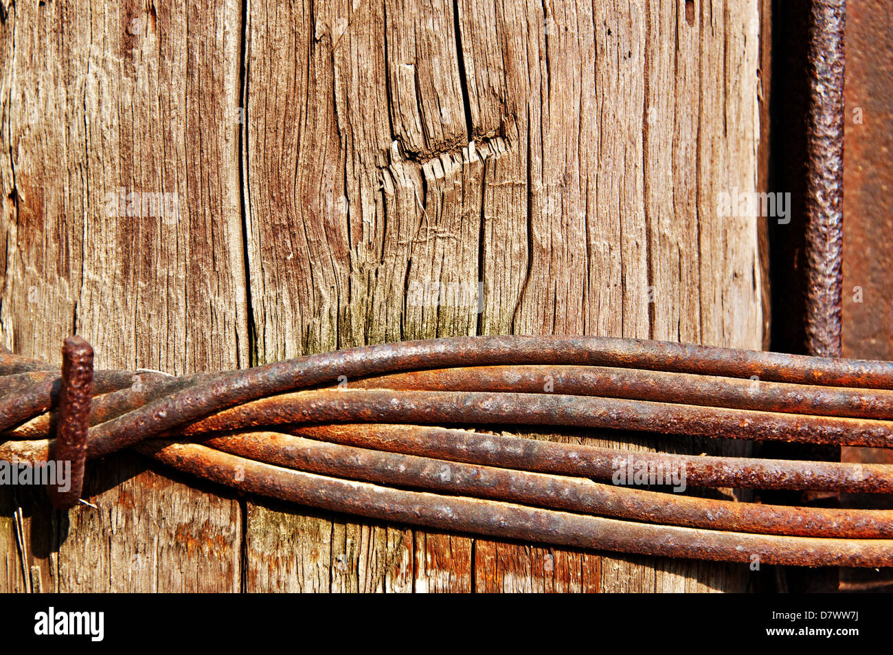 Abstract background urbano - Colonna di legno e rampa di ferro tirato insieme un filo di acciaio. Foto Stock