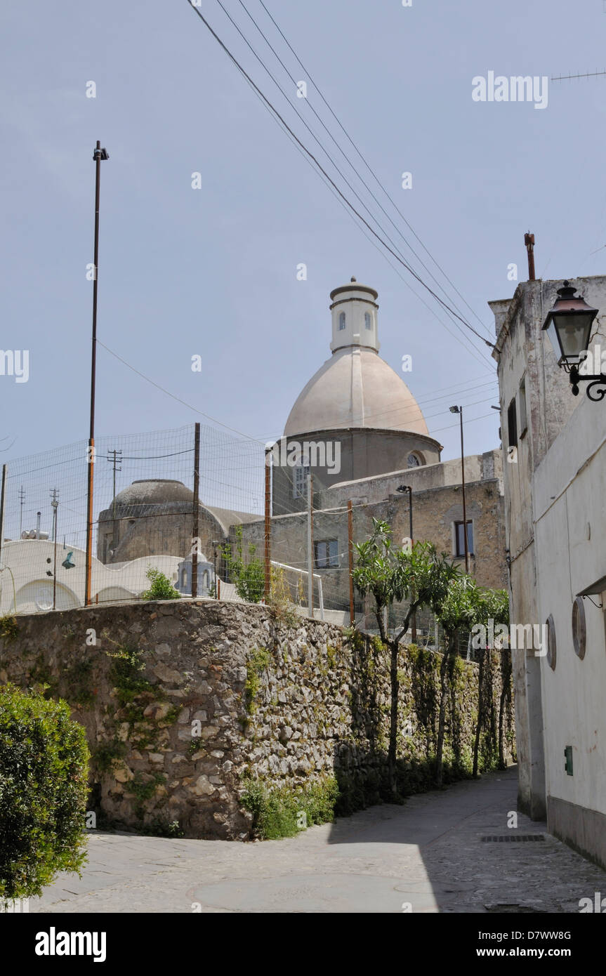 Una tranquilla strada laterale nel centro di Anacapri, sull'isola di Capri. Foto Stock