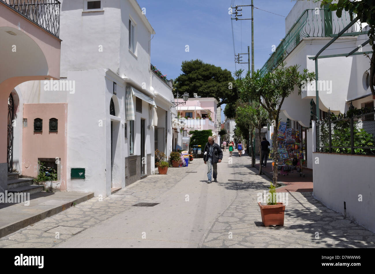 Una strada di Anacapri, sull'isola di Capri. Foto Stock
