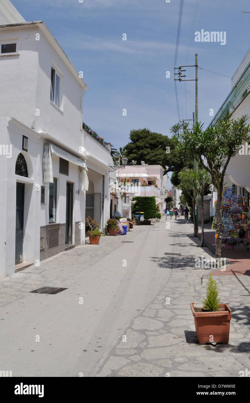 Una strada di Anacapri, sull'isola di Capri. Foto Stock