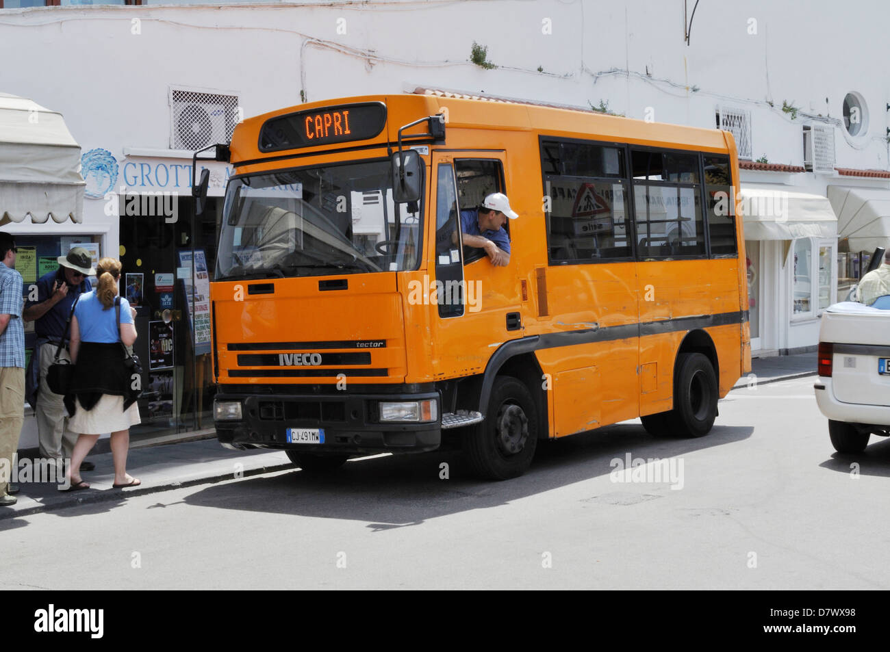 Uno dei piccoli autobus che forniscono un servizio frequente tra il porto e le isole di Capri e Anacapri, sull'isola di Capri. Foto Stock