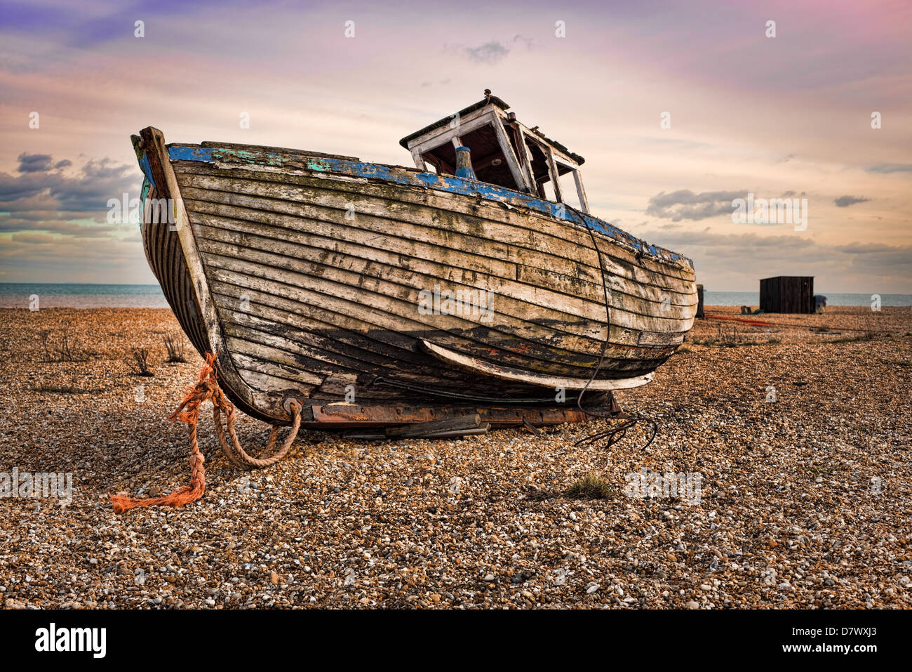 Bellissima vista del mare spiaggia rocciosa con la vecchia barca bobina,H D R Foto Stock