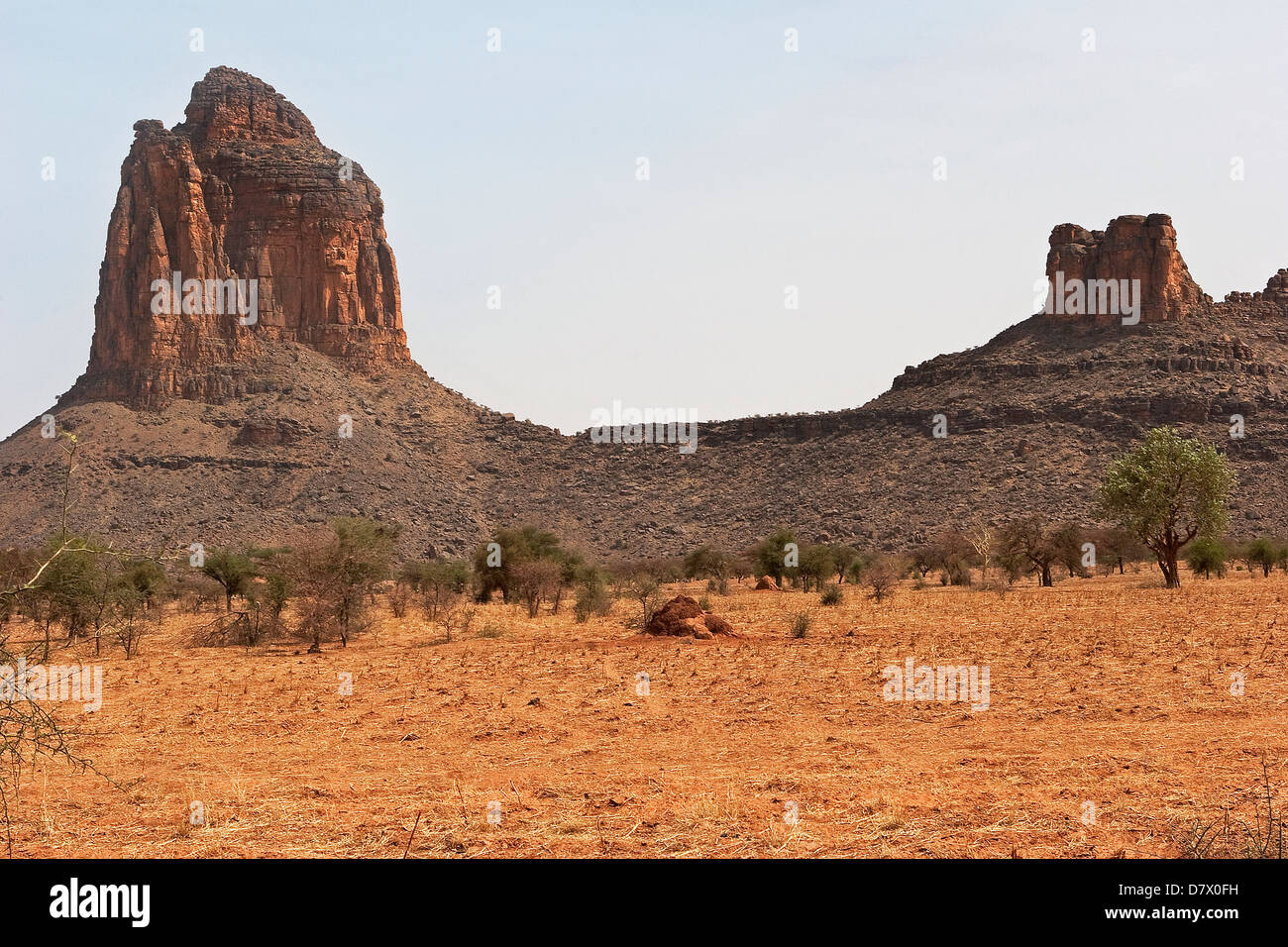 Weathered contrafforti di pietra arenaria e scarpate vicino al villaggio di osso, centro di Mali Foto Stock