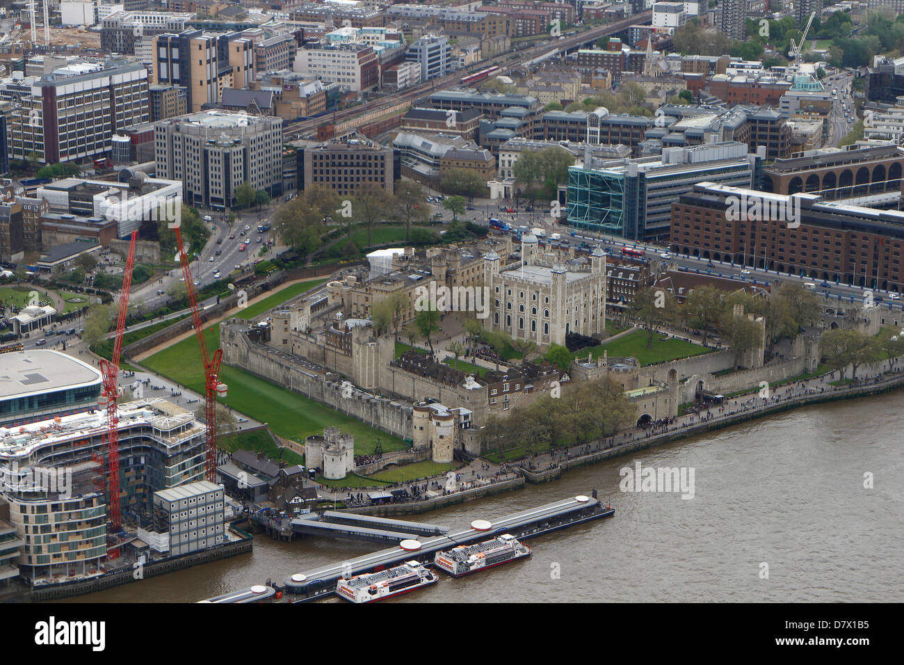 La Torre di Londra, Sua Maestà il Royal Palace, England Regno Unito vista aerea visto dalla Shard, sopra 135441 Londra Foto Stock