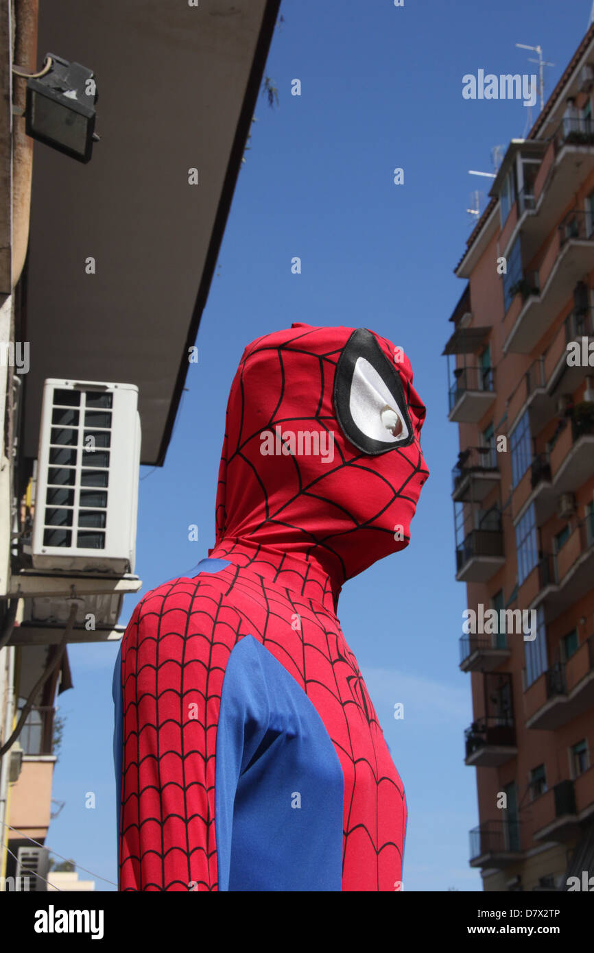 Modello di Spiderman al di fuori del costume negozio a Roma Italia Foto  stock - Alamy