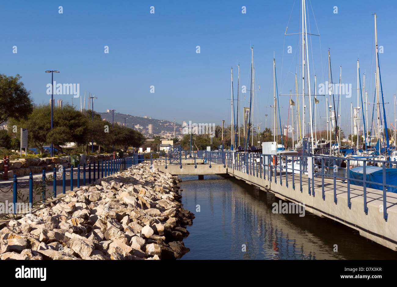 Yacht al posto di ormeggio in attesa di travel Foto Stock