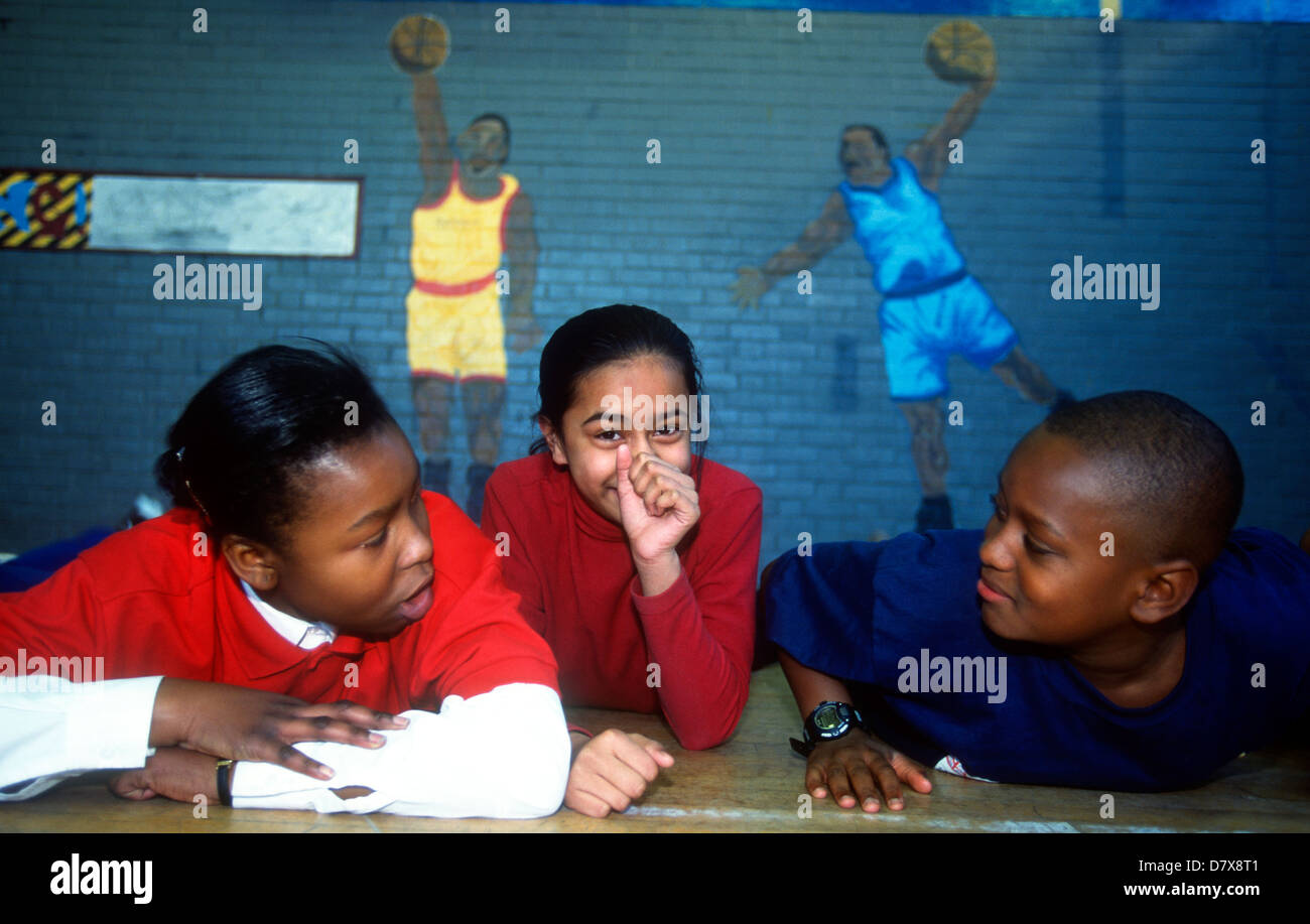 Gli alunni di classe PE, Geoffrey Chaucer School, Southwark, Londra, Regno Unito. Foto Stock