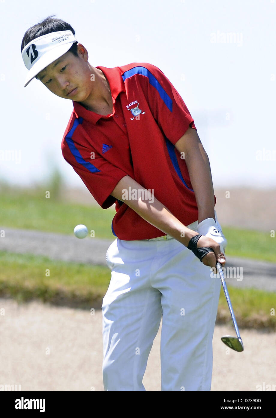 14 maggio 2013 - Albuquerque, NM, Stati Uniti - La Cruces' Davis Chung mantiene un occhio sulla sfera come egli chips la palla al XVIII in verde le finali dei ragazzi 5A STATO campionati di golf. Martedì, Maggio. 14, 2013. (Credito Immagine: © Jim Thompson/Albuquerque ufficiale/ZUMAPRESS.com) Foto Stock