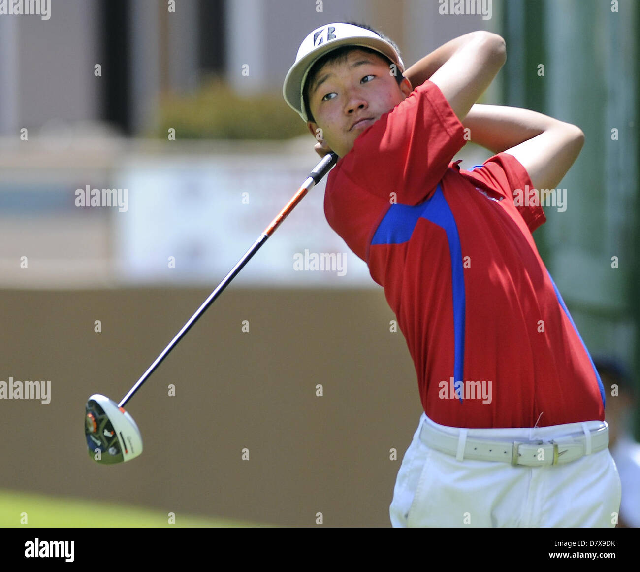 14 maggio 2013 - Albuquerque, NM, Stati Uniti - La Cruces' Davis Chung watchers il suo drive shot sulla #1 tee nelle finali dei ragazzi 5A STATO campionati di golf. Martedì, Maggio. 14, 2013. (Credito Immagine: © Jim Thompson/Albuquerque ufficiale/ZUMAPRESS.com) Foto Stock