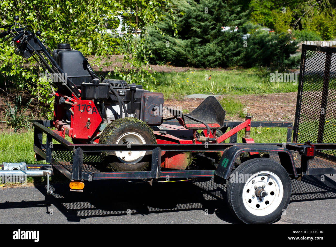 Professional per applicazioni paesaggistiche rimorchio con un giro sul trattore rasaerba. Foto Stock