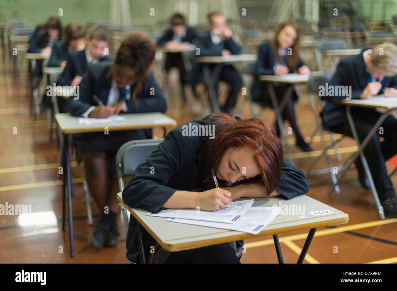 Gli alunni delle scuola secondarie seduti in una sala in condizioni di esami GCSE Foto Stock