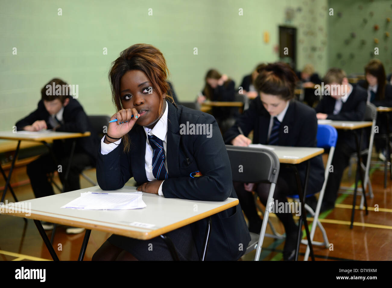 Gli alunni delle scuola secondarie seduti in una sala in condizioni di esami GCSE Foto Stock