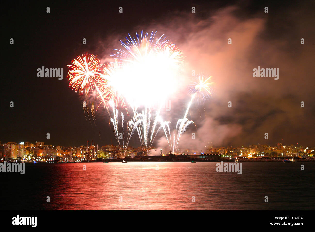 Fuochi d'artificio su Palma de Mallorca la porta per celebrare le festività locali di San Sebastian Foto Stock