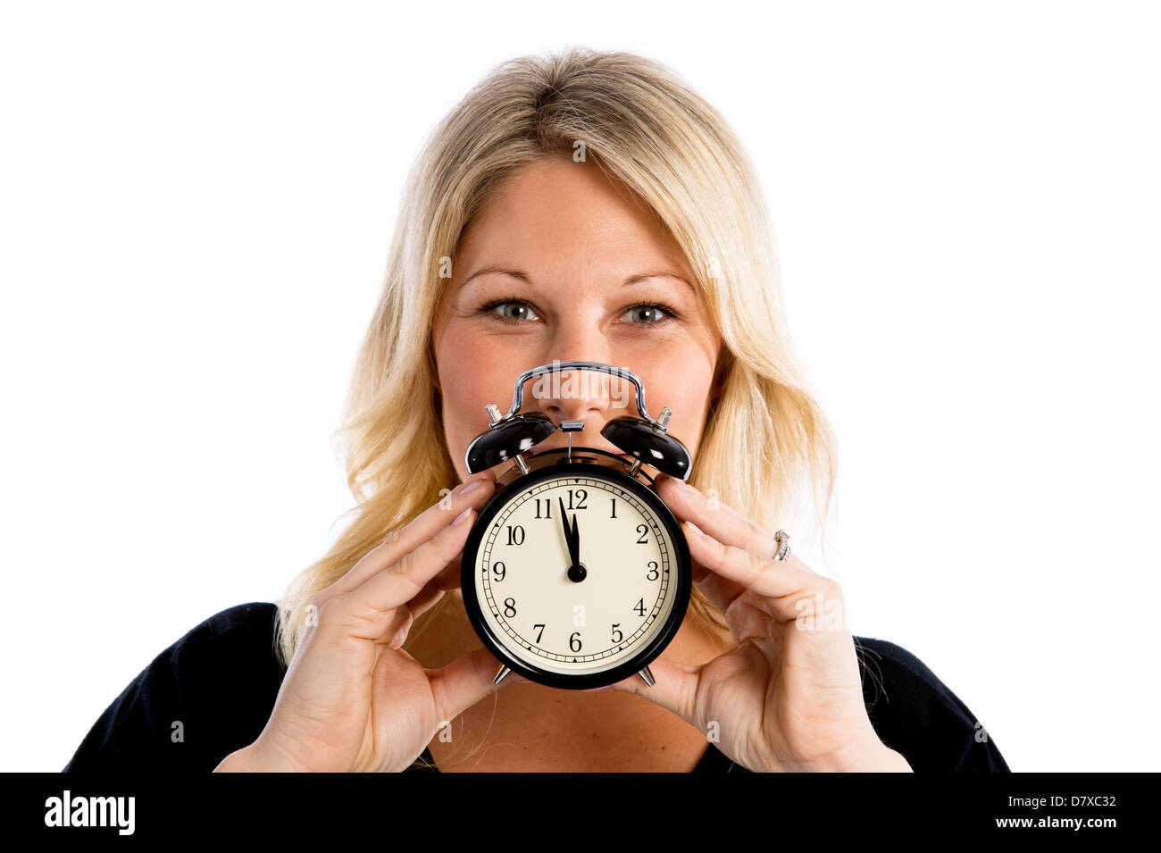 Donna bionda tenendo un clock per significare la fertilità / orologio  biologico per il concetto delle donne Foto stock - Alamy