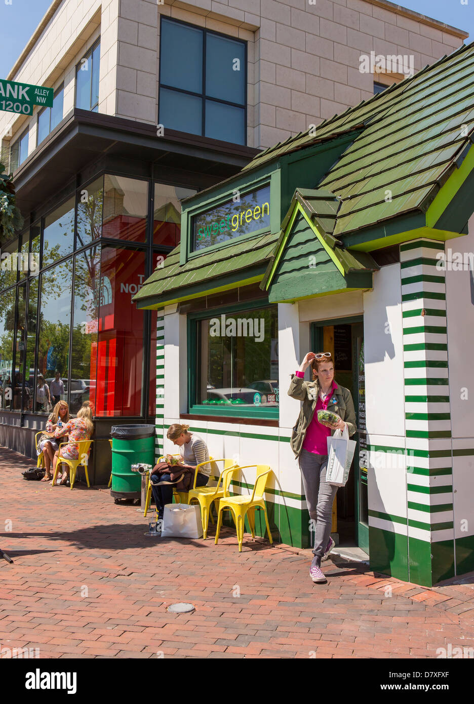 WASHINGTON, DC, Stati Uniti d'America - Dolce ristorante Green e persone su M Street nel quartiere di Georgetown. Foto Stock