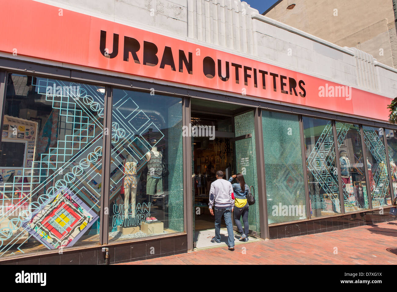 WASHINGTON, DC, Stati Uniti d'America - Le persone che entrano Urban Outfitters store su M Street nel quartiere di Georgetown. Foto Stock