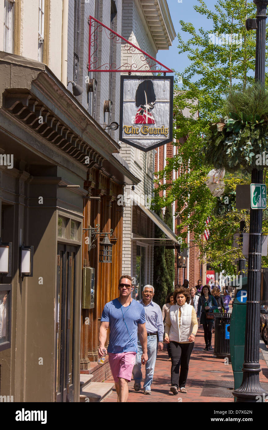 WASHINGTON, DC, Stati Uniti d'America - persone a piedi dalle guardie ristorante sul M Street nel quartiere di Georgetown. Foto Stock