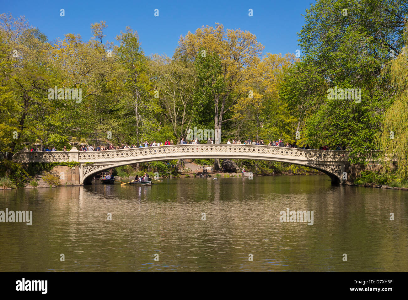 NEW YORK CITY, NY, STATI UNITI D'AMERICA - Persone a ponte di prua e il lago, nel Parco Centrale Foto Stock