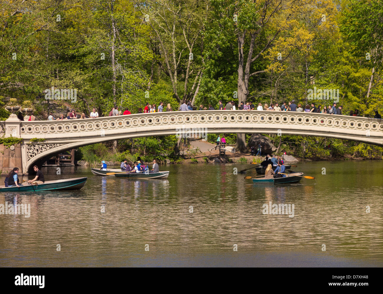 NEW YORK CITY, NY, STATI UNITI D'AMERICA - Persone a ponte di prua e il lago, nel Parco Centrale Foto Stock