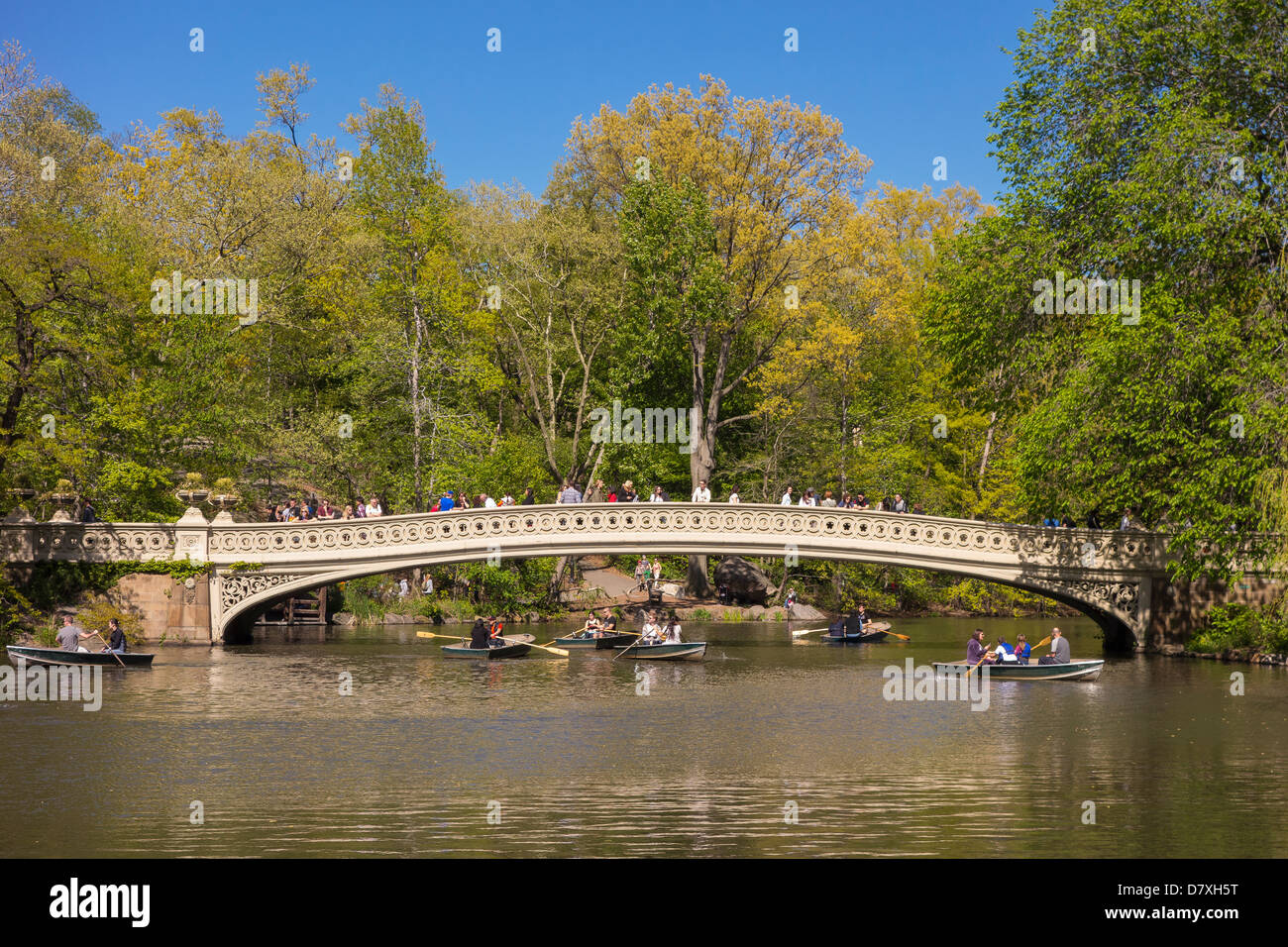 NEW YORK CITY, NY, STATI UNITI D'AMERICA - Persone a ponte di prua e il lago, nel Parco Centrale Foto Stock