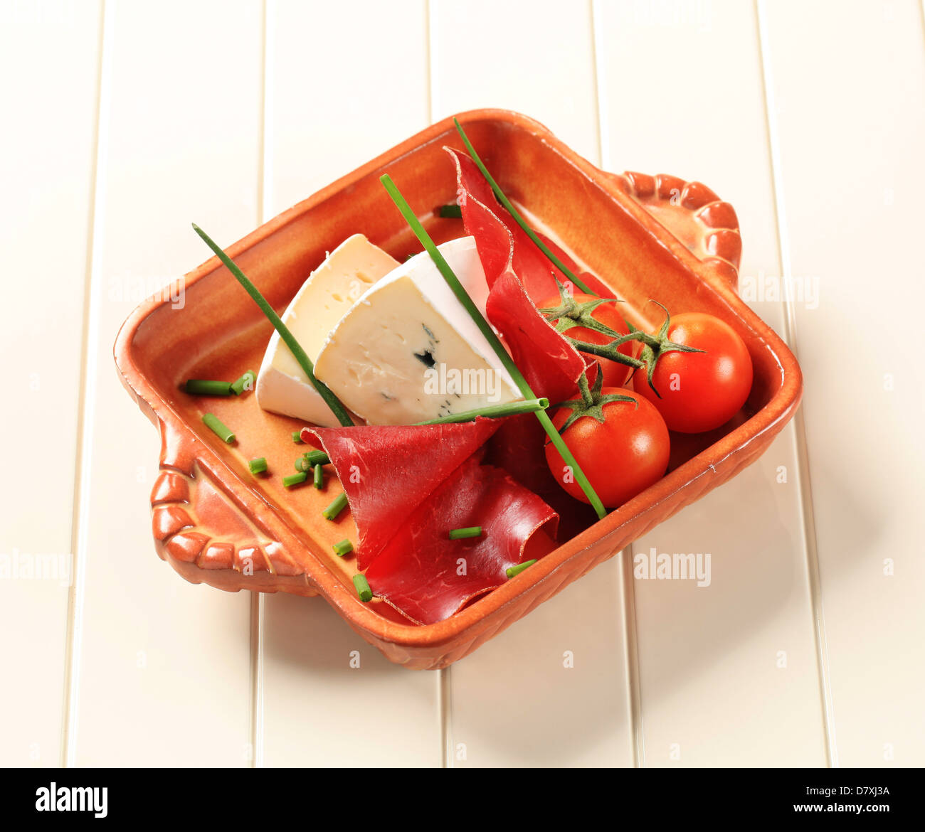 Salatura a secco il prosciutto, formaggio blu e pomodori freschi Foto Stock