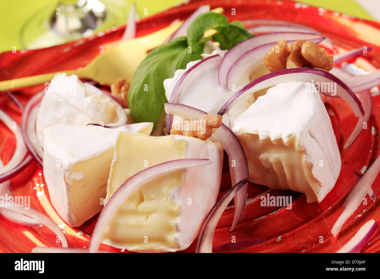 Pezzi di muffa bianca cosparsa di formaggio con cipolla fresca Foto Stock