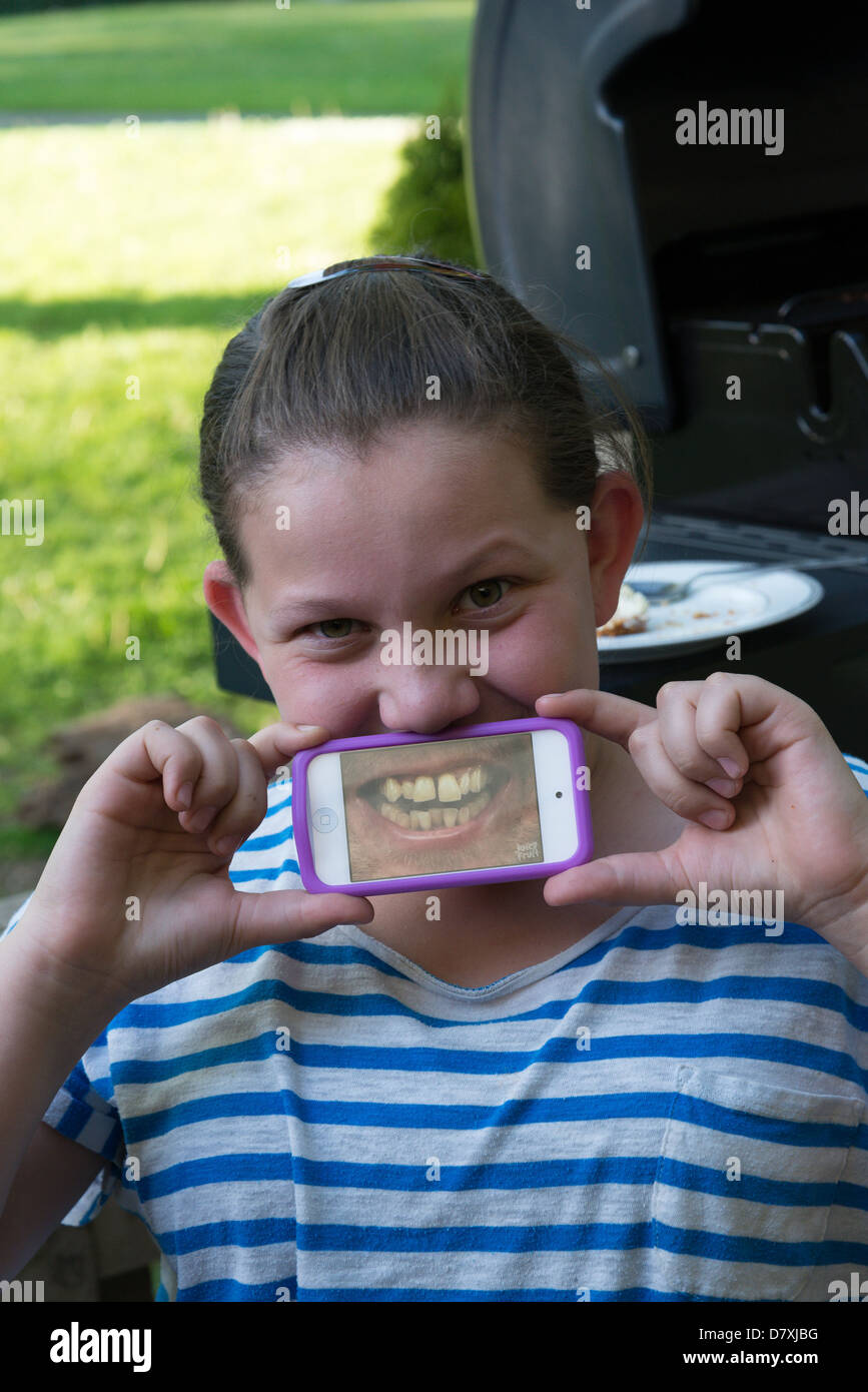 Ragazza con bocca divertente app ipod. Foto Stock