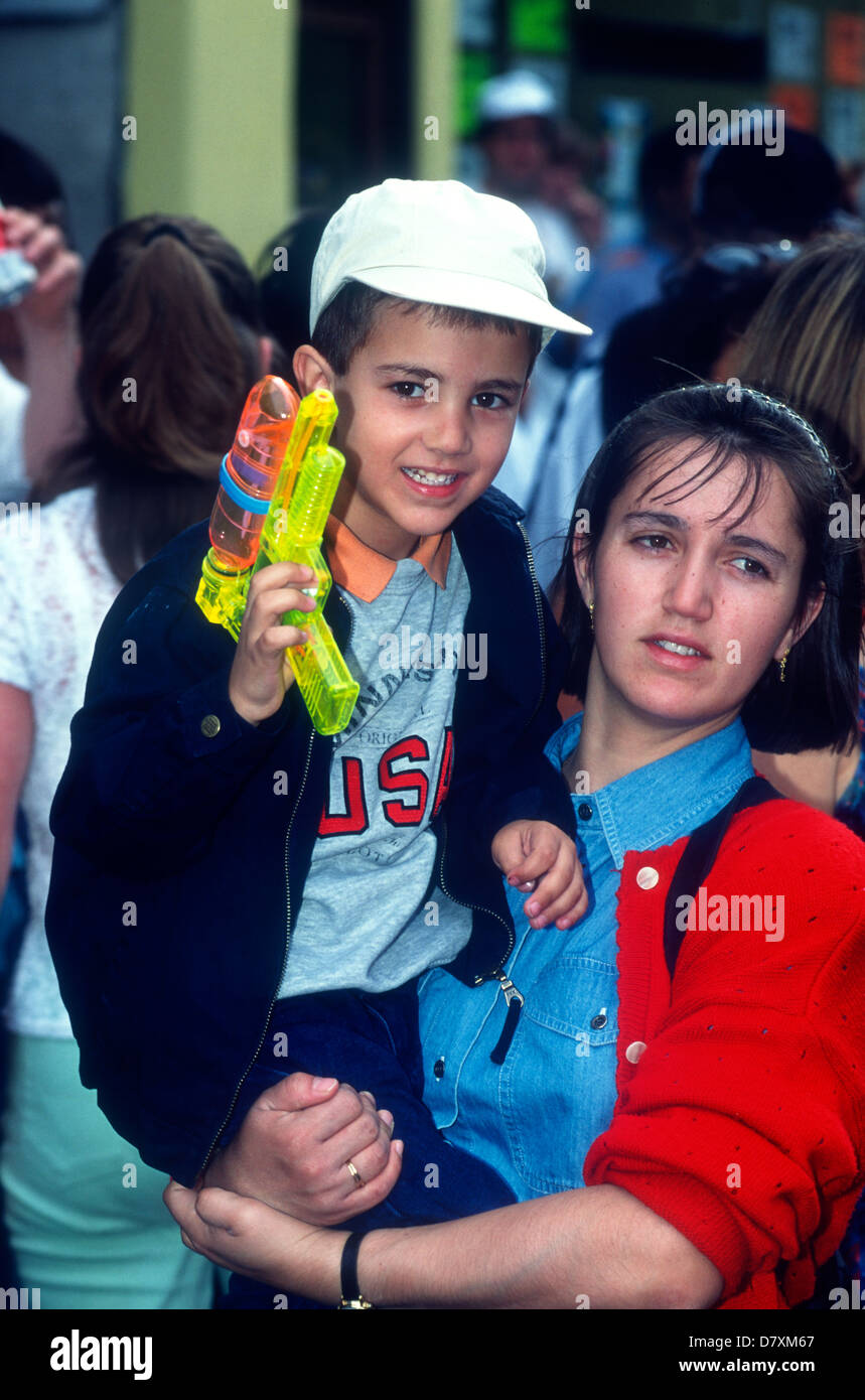 Donna con il suo figlio e squirt gun, CARNEVALE DI NOTTING HILL, WEST London, Regno Unito. 1998. Foto Stock