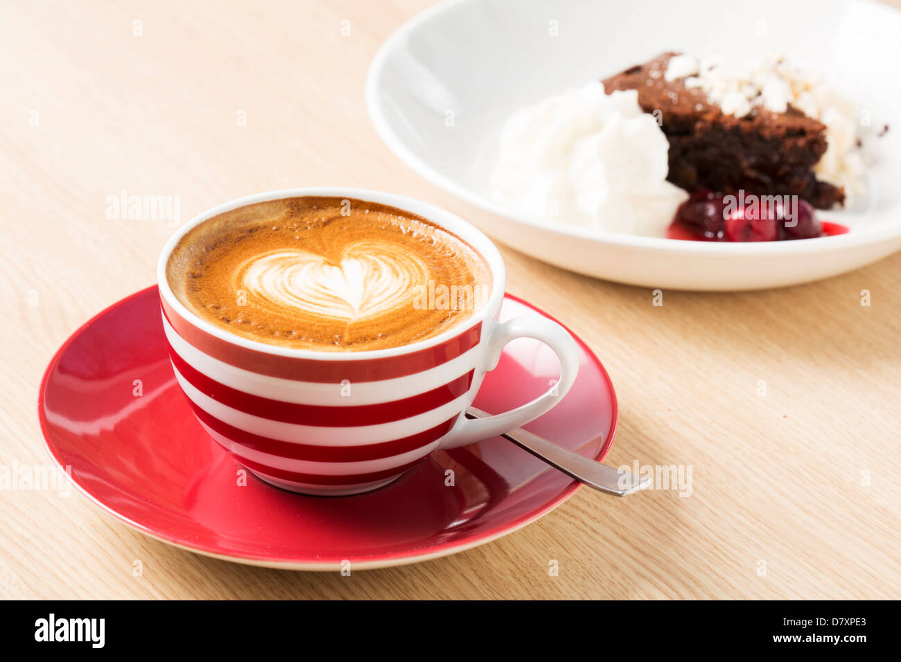 Tazza di cappuccino con cuore illustrazione dalla schiuma Foto stock - Alamy
