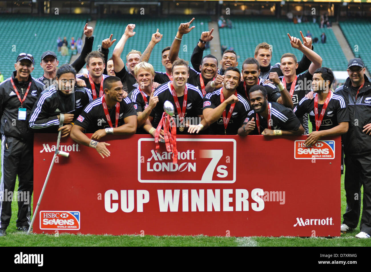 La Nuova Zelanda All Blacks team Sevens celebrare la loro vittoria assoluta a Londra alla sezione della HSBC Sevens World Series concorso di rugby a Twickenham Stadium di Londra. Il London Sevens trofeo è detenuta da Tim Mikkelson (retro, Capitano). Gli All Blacks hanno vinto dopo aver battuto l'Australia 47-12 nel finale. Foto Stock