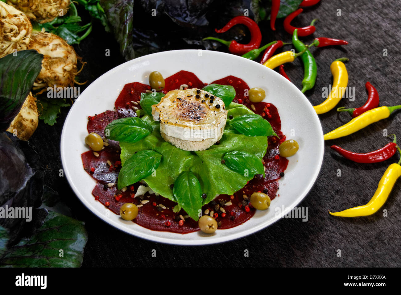 Antipasto con formaggio di capra e barbabietole Foto Stock