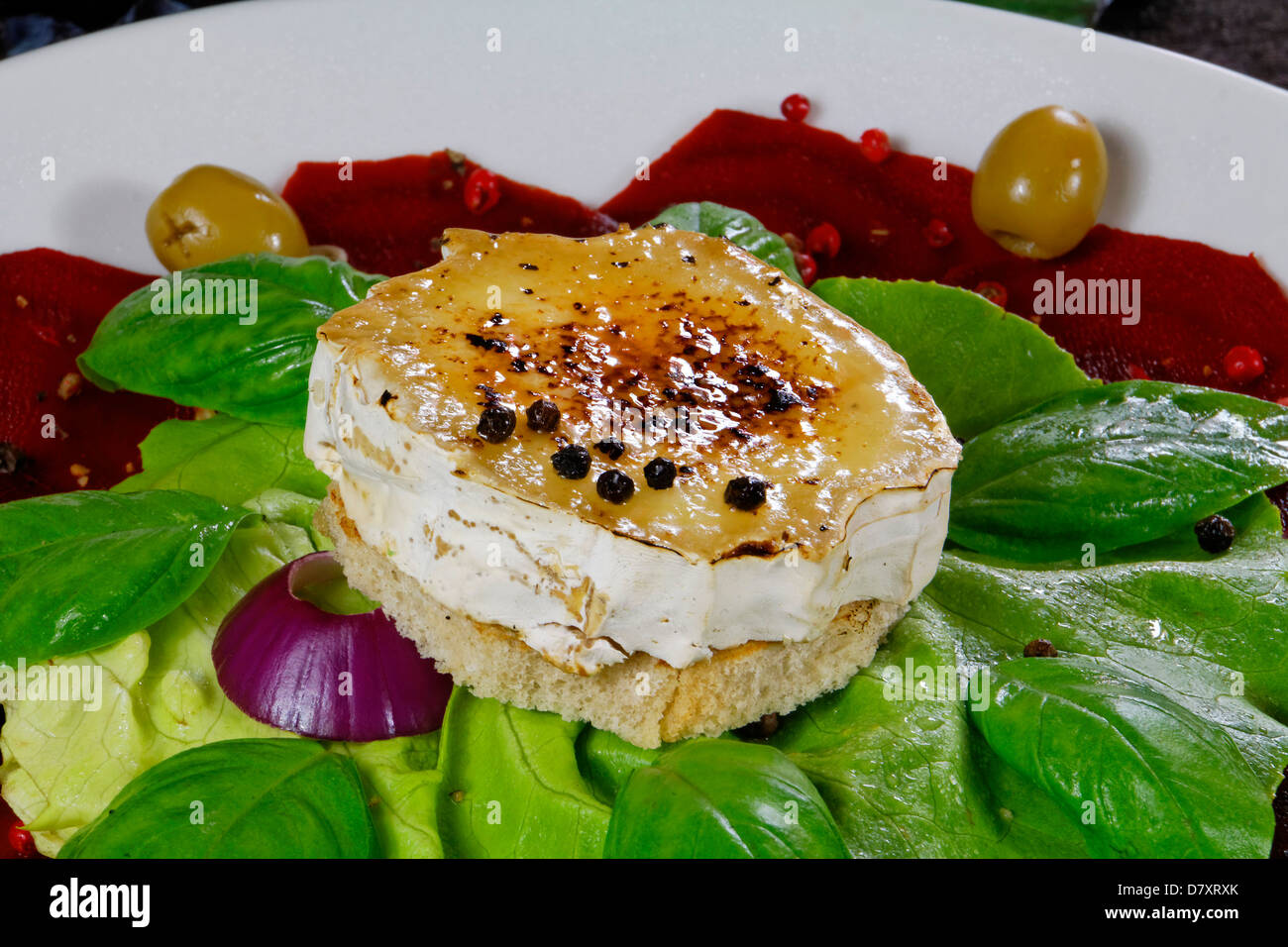 Antipasto con formaggio di capra e barbabietole Foto Stock