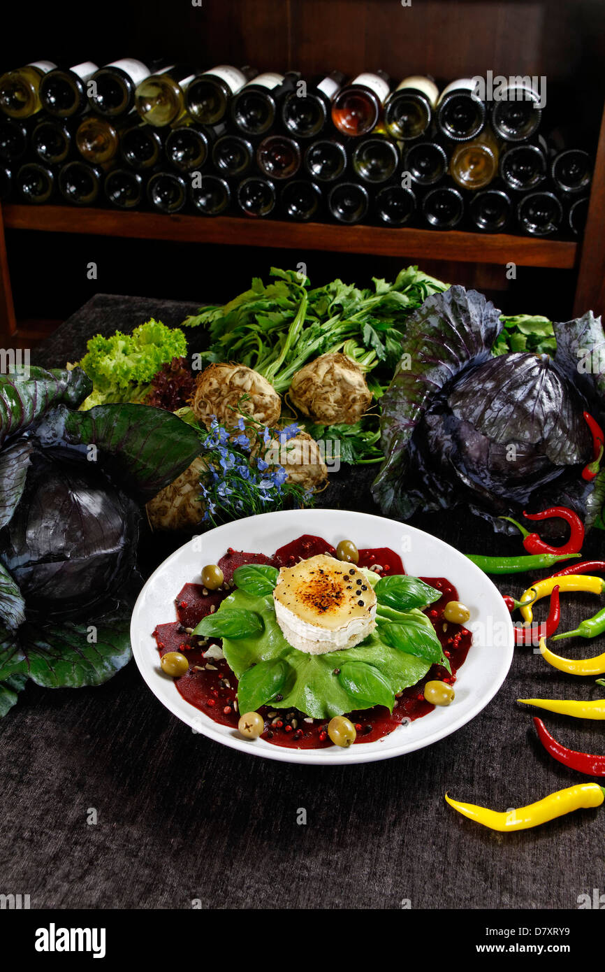 Antipasto con formaggio di capra e barbabietole Foto Stock