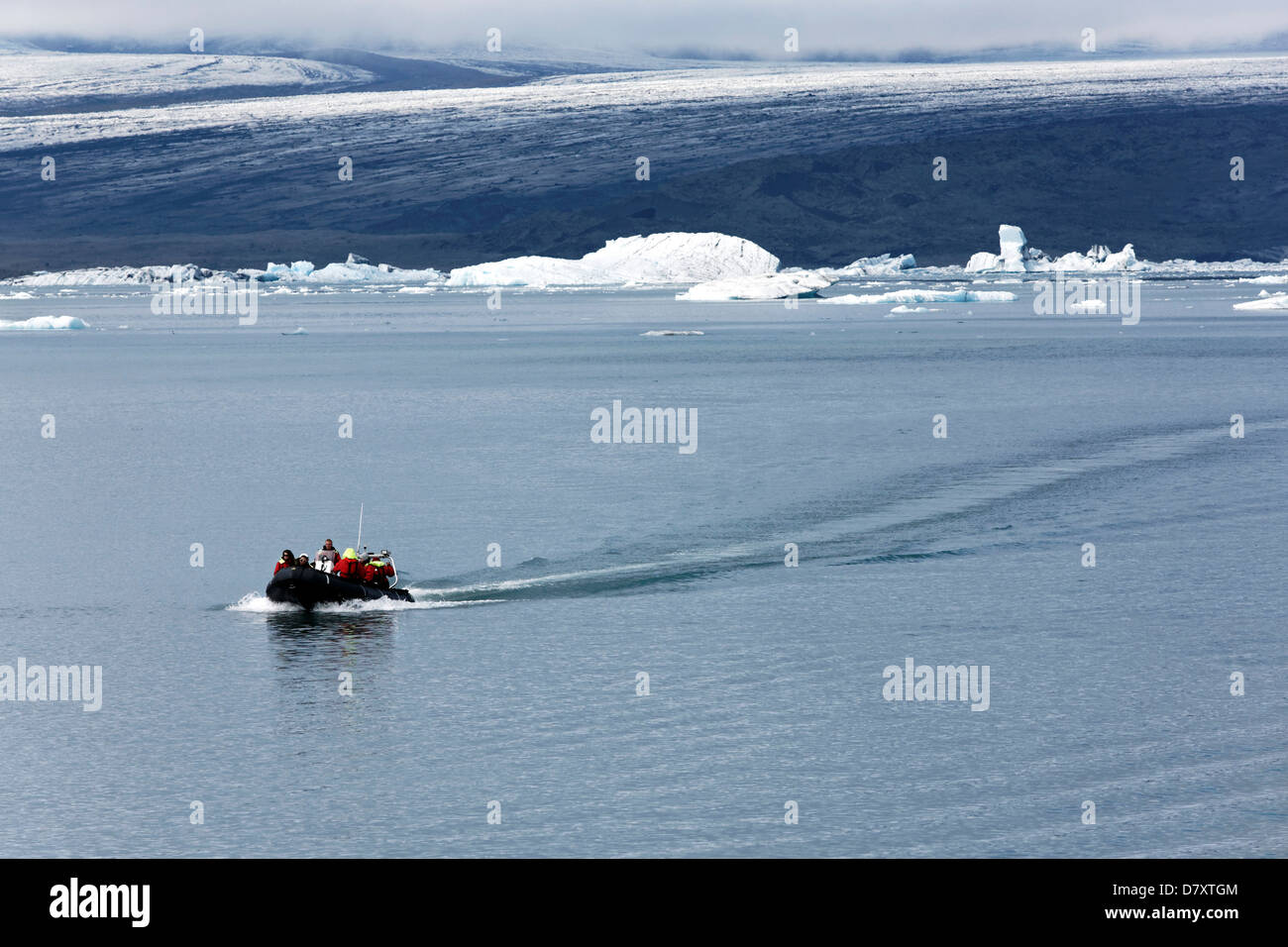 I turisti in una barca di gomma al ghiacciaio Joekulsarlon Laguna, a sud dell'Islanda Foto Stock