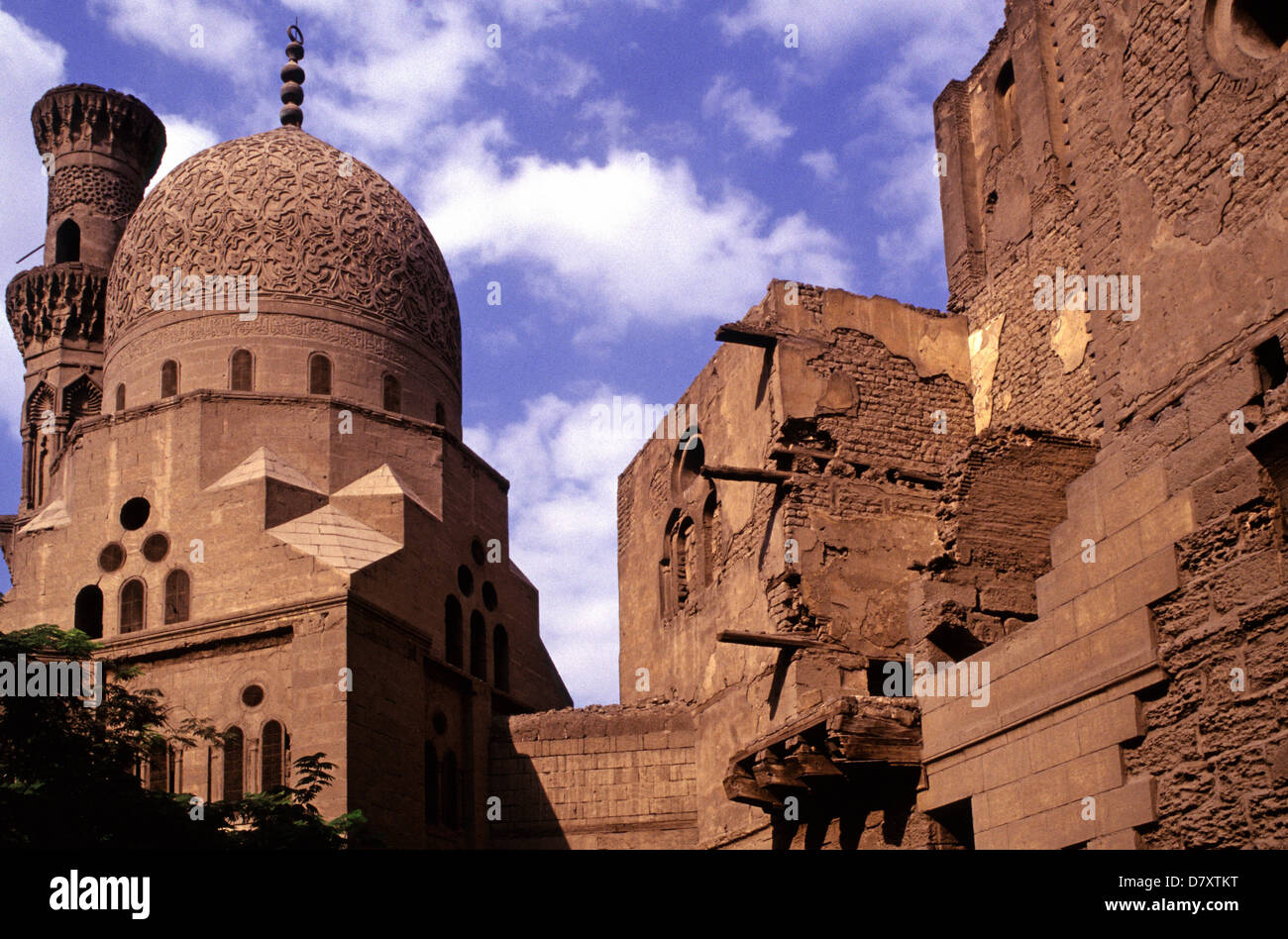 Il mausoleo e il complesso della moschea del mausoleo e il complesso della moschea del sultano al-Ashraf Qaytbay o Qaitbay nella città dei morti o necropoli del Cairo nel sud-est del Cairo, Egitto. Foto Stock