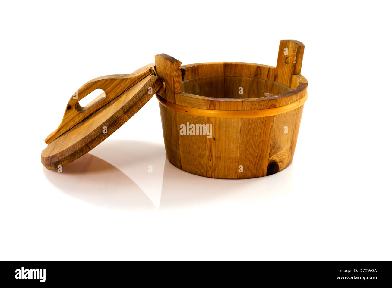 Aperto idromassaggio in legno isolato su bianco Foto Stock