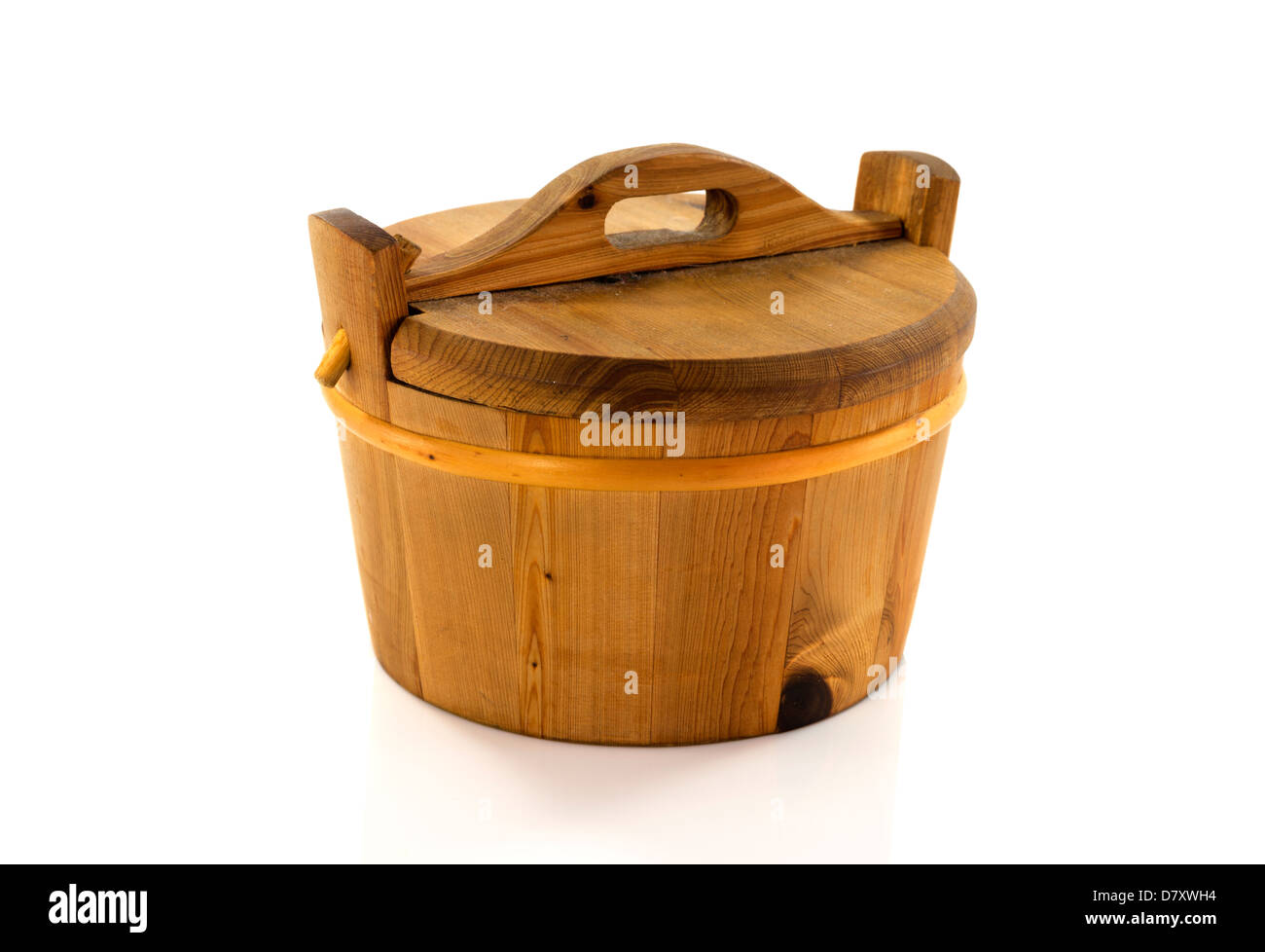 In legno vasca calda isolato su bianco Foto Stock