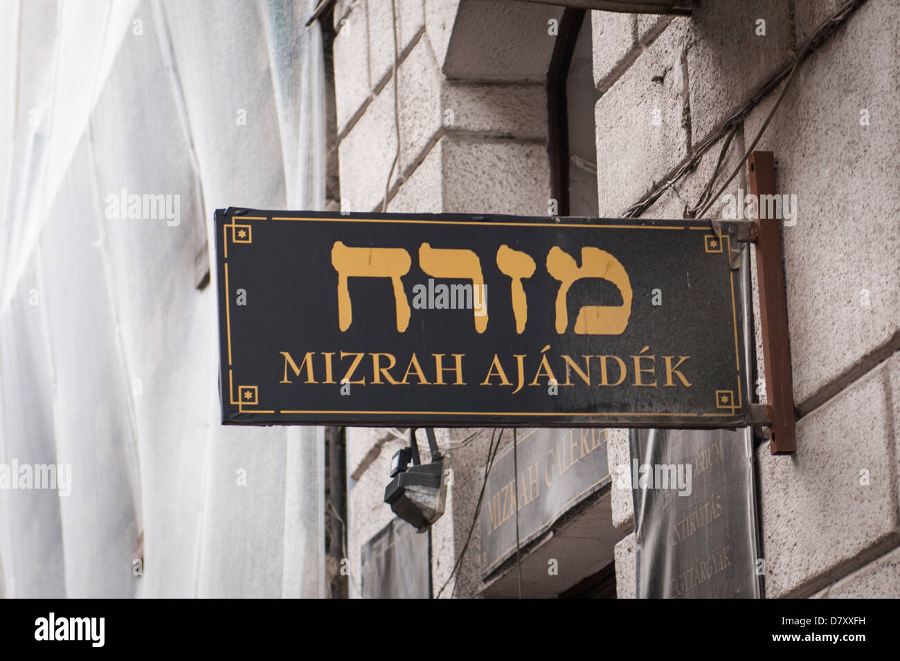 Budapest Ungheria Quartiere Ebraico shop segno in ebraico script Mizrah Ajandek shop segno negozio oro nero antiquariato galleria Foto Stock