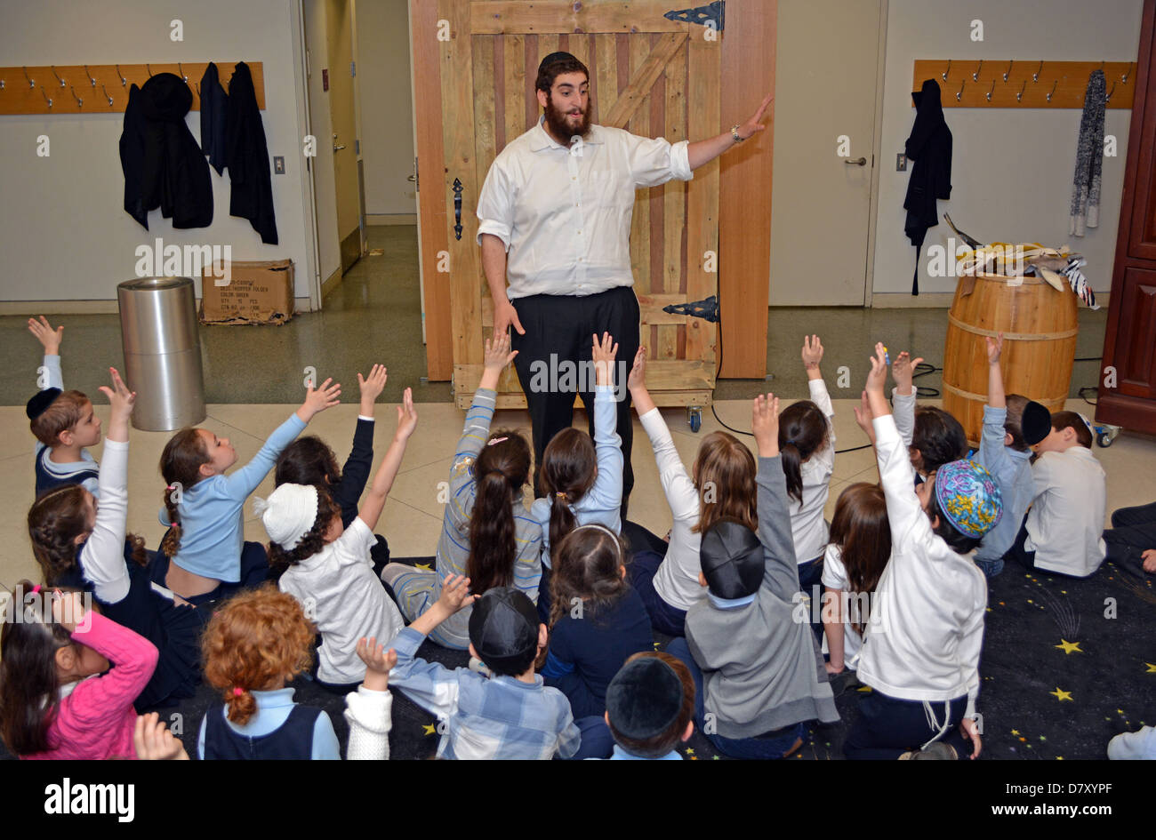 I figli piccoli di ottenere una lezione di come Torahs sono realizzati presso il Jewish il museo dei bambini in Crown Heights, Brooklyn, New York Foto Stock
