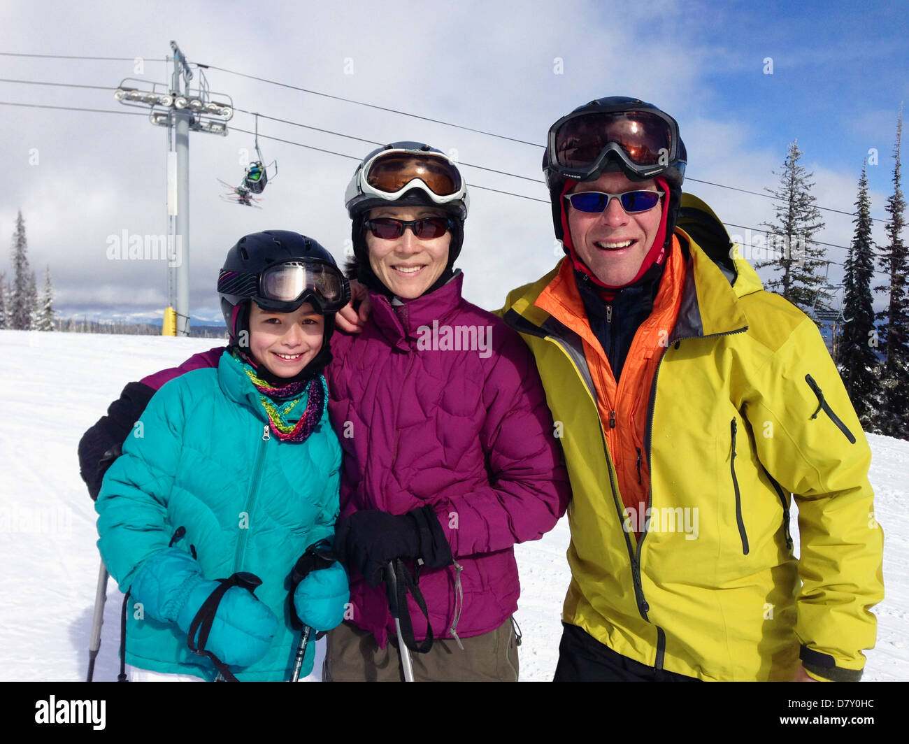 Famiglia indossando attrezzatura da sci sulla montagna Foto Stock