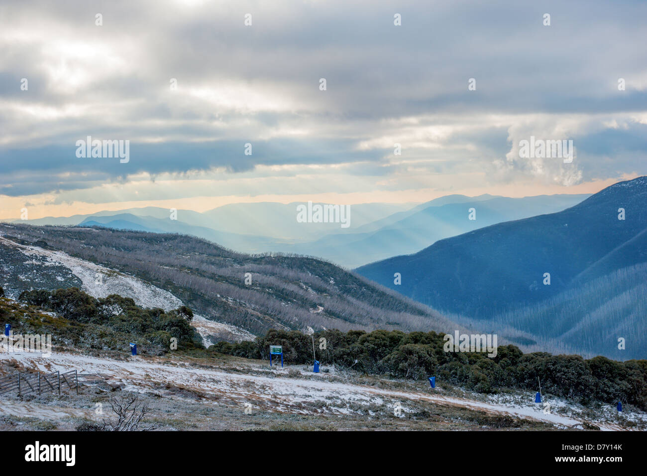 I fasci di luce rompere attraverso le nuvole in una valle del Vittoriano Paese alta. Foto Stock