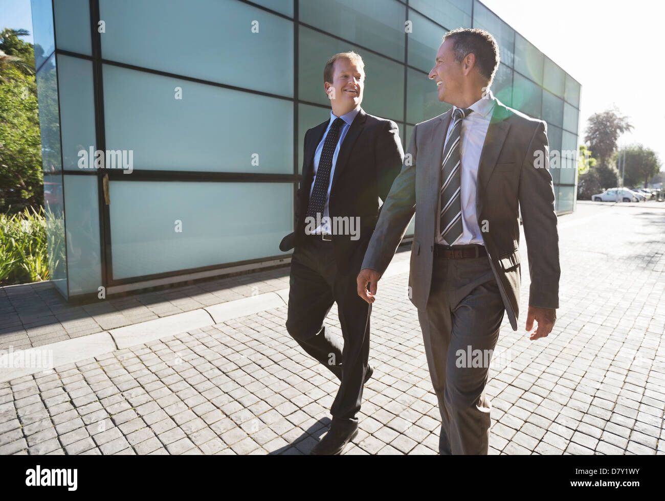 Imprenditori parlando sulla strada di città Foto Stock